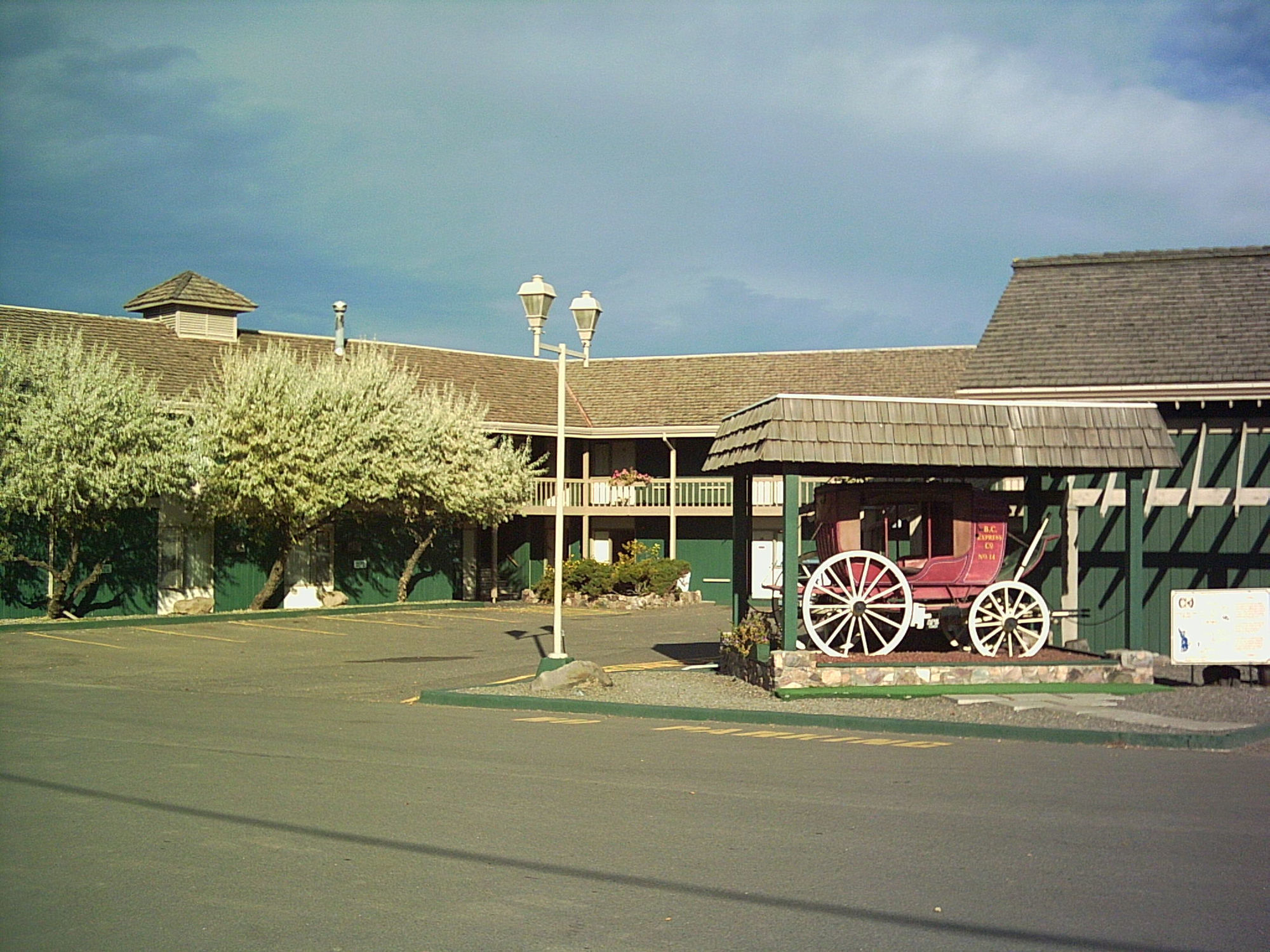 Red Coach Inn 100 Mile House Екстериор снимка