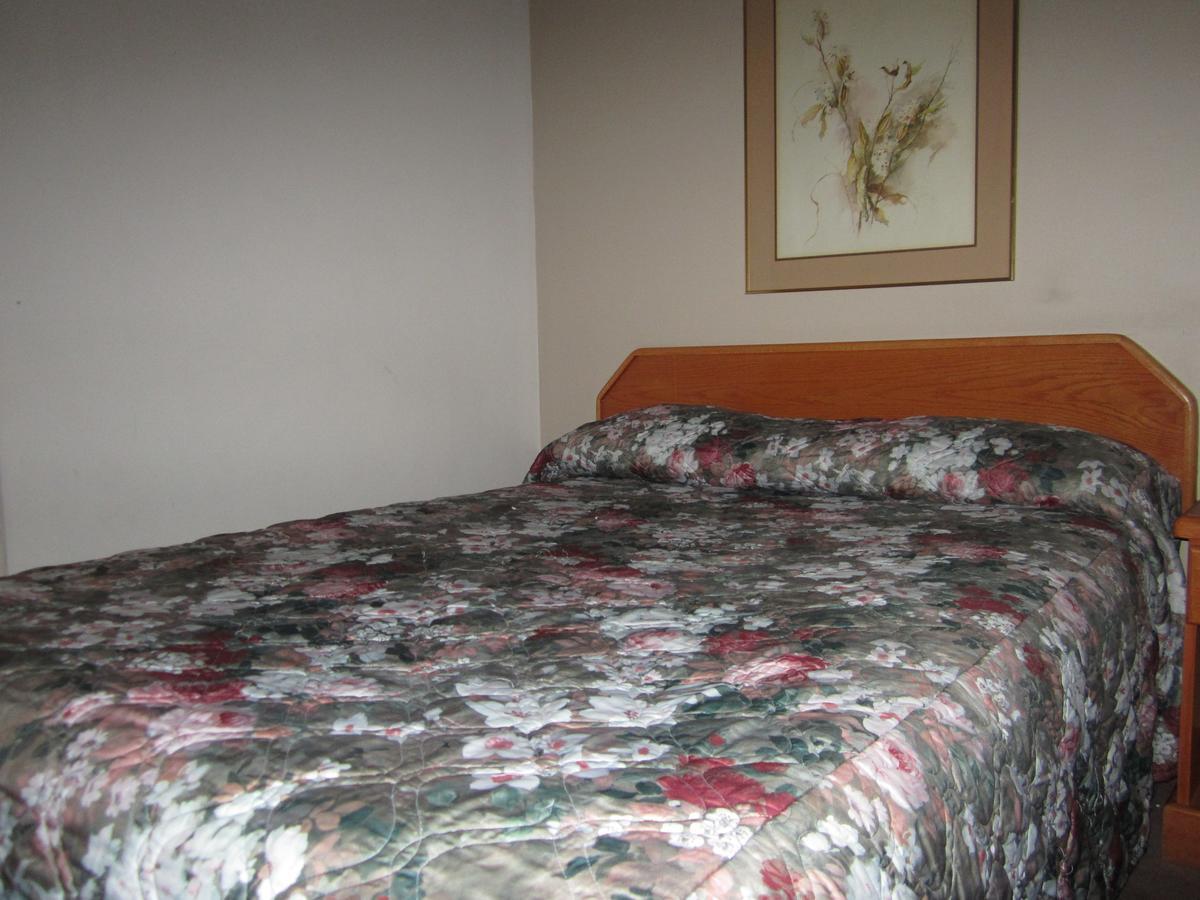 Red Coach Inn 100 Mile House Екстериор снимка