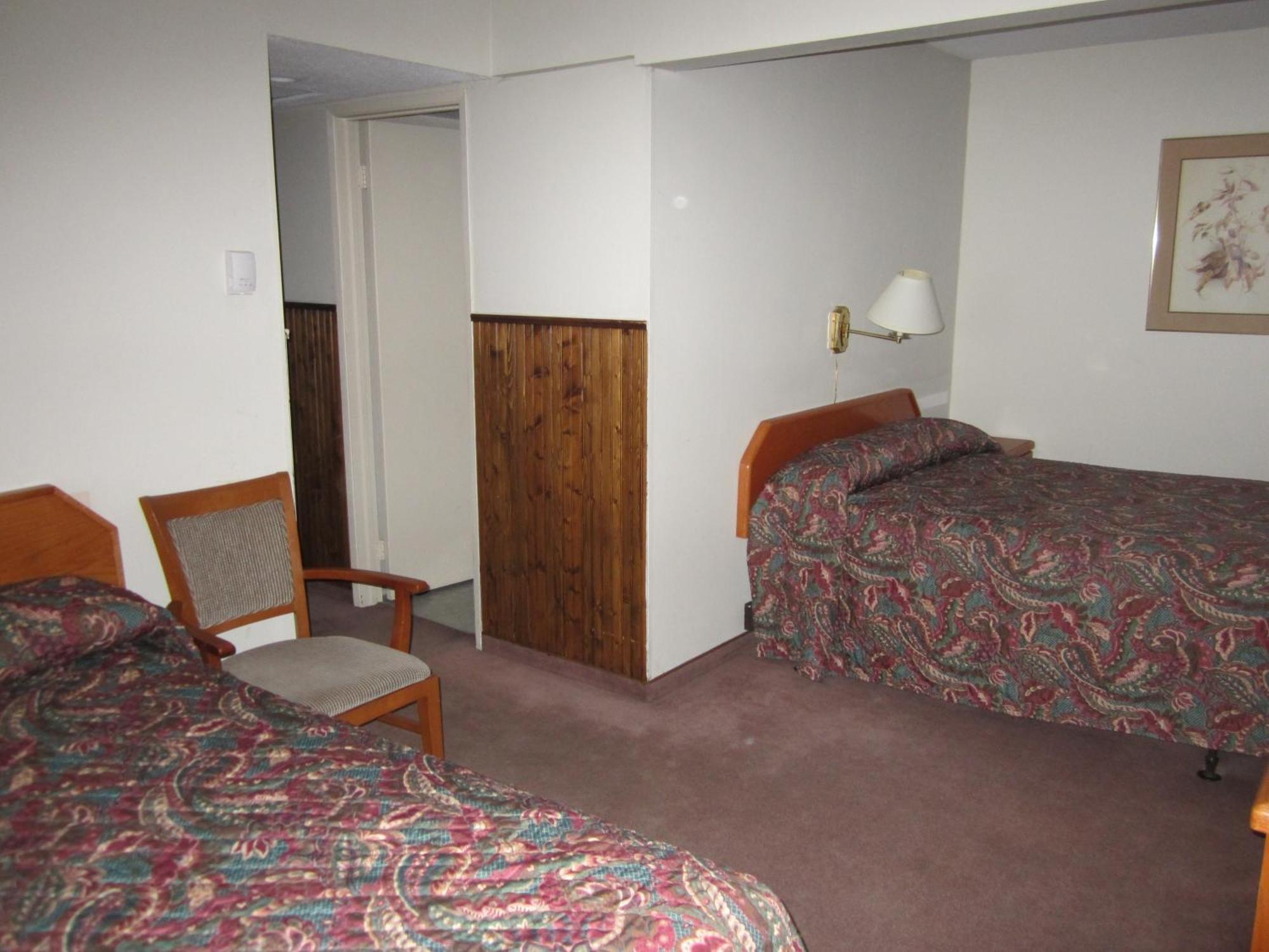 Red Coach Inn 100 Mile House Екстериор снимка