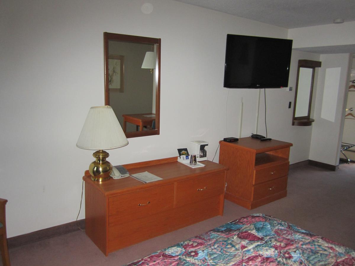 Red Coach Inn 100 Mile House Екстериор снимка