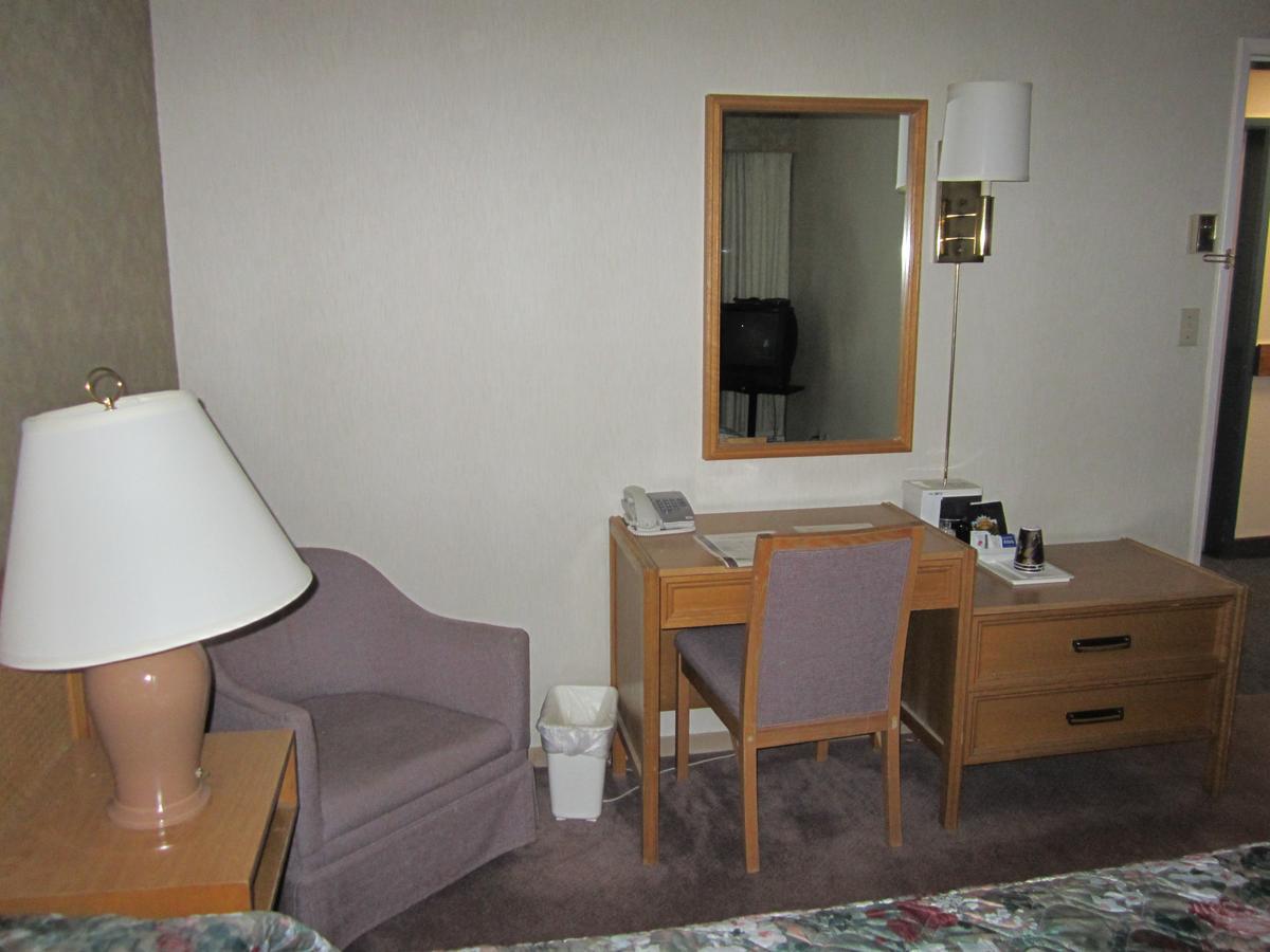Red Coach Inn 100 Mile House Екстериор снимка