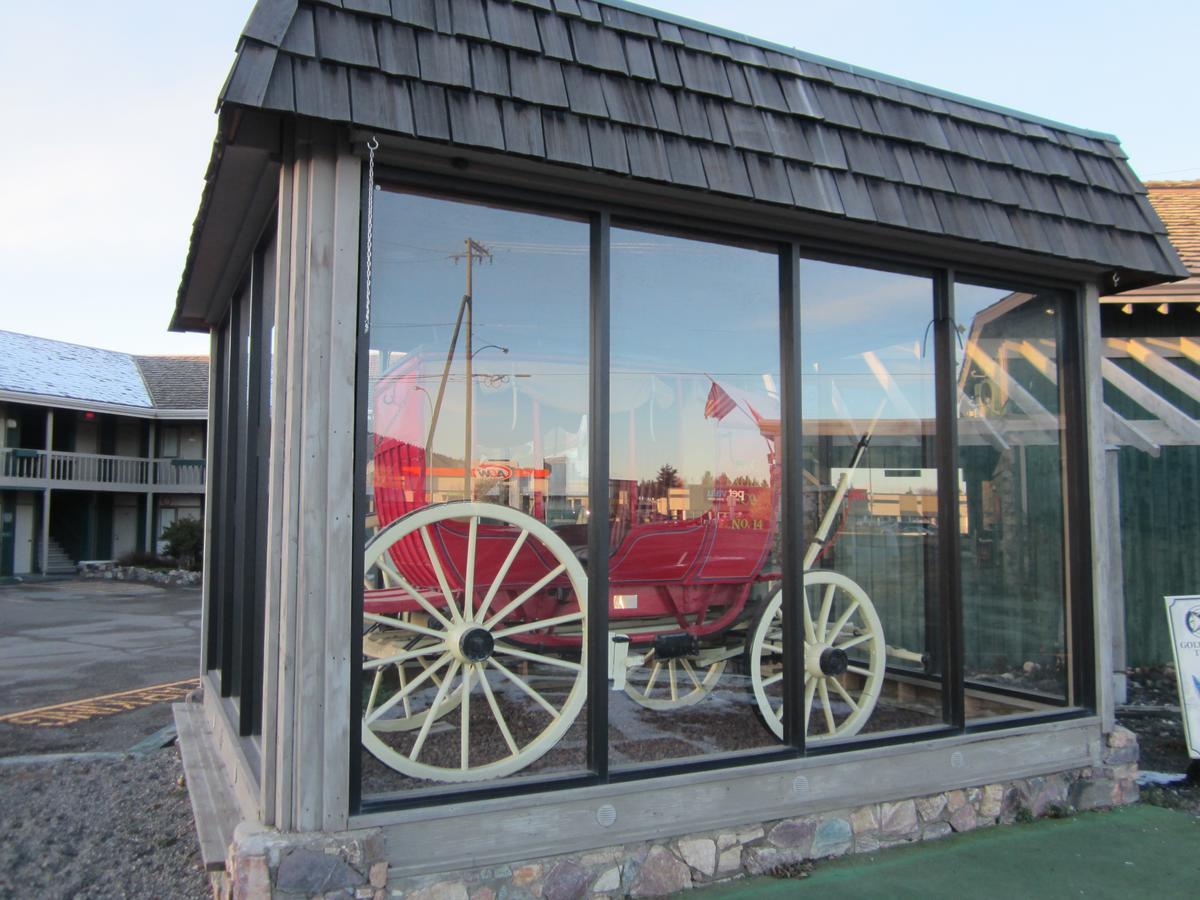 Red Coach Inn 100 Mile House Екстериор снимка