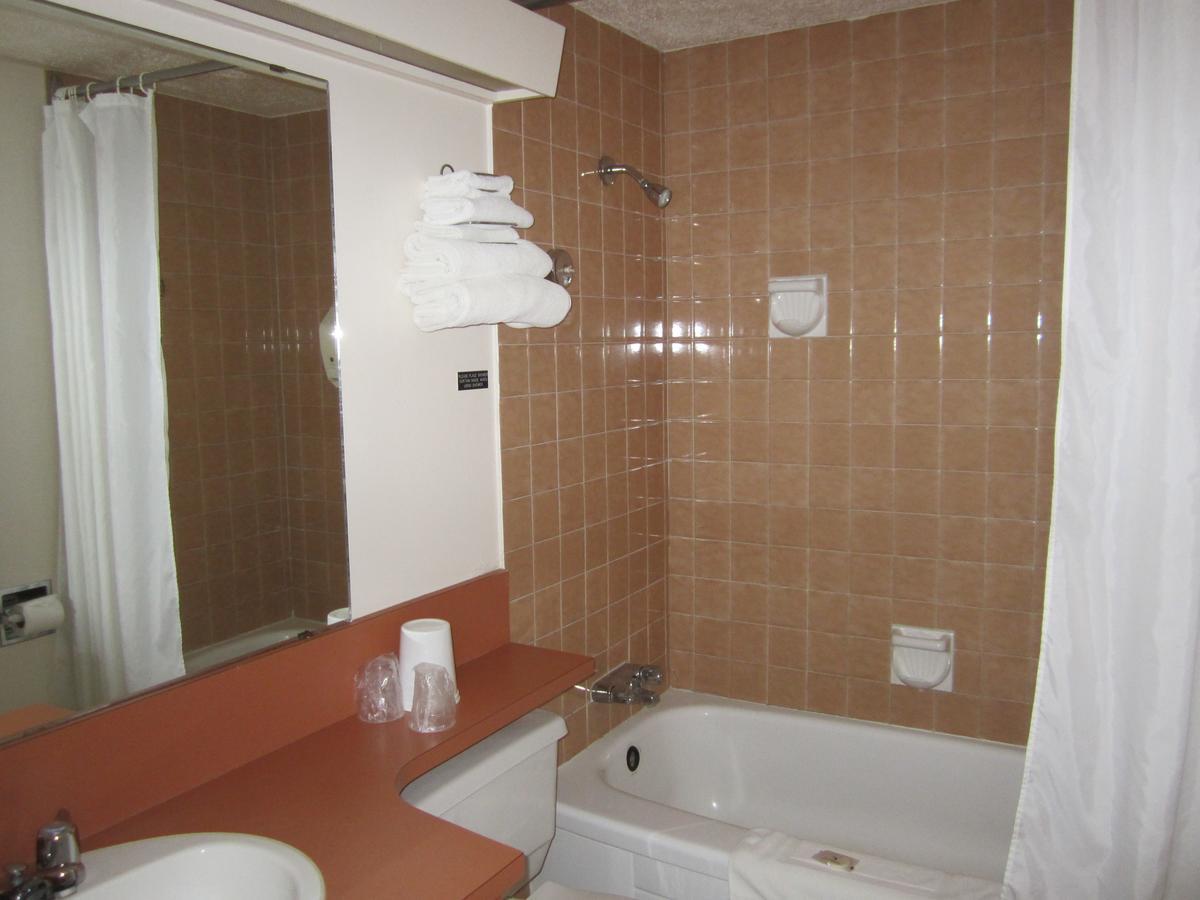 Red Coach Inn 100 Mile House Екстериор снимка