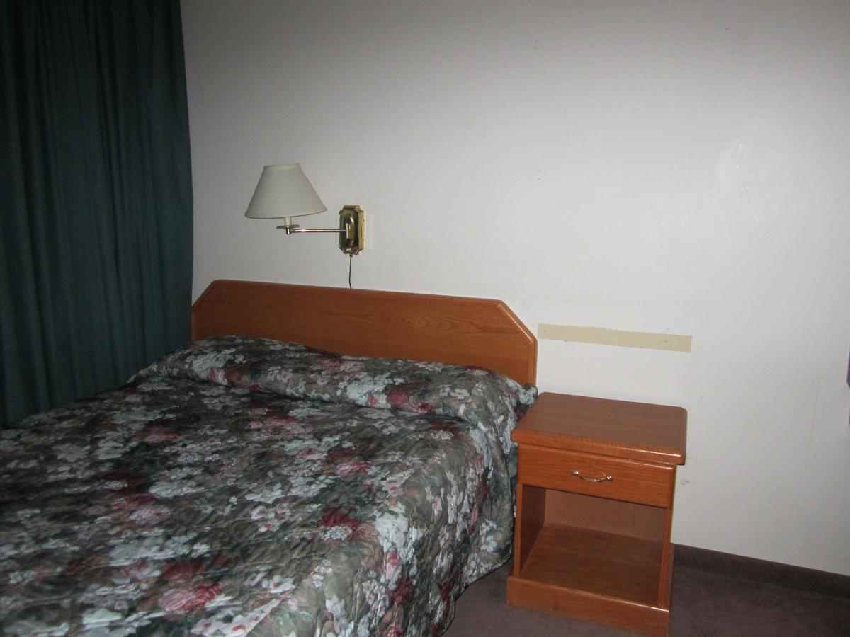 Red Coach Inn 100 Mile House Екстериор снимка
