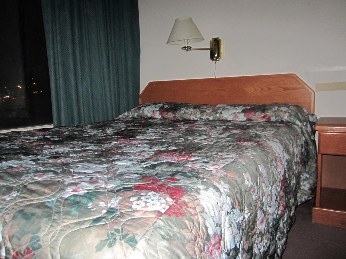 Red Coach Inn 100 Mile House Екстериор снимка