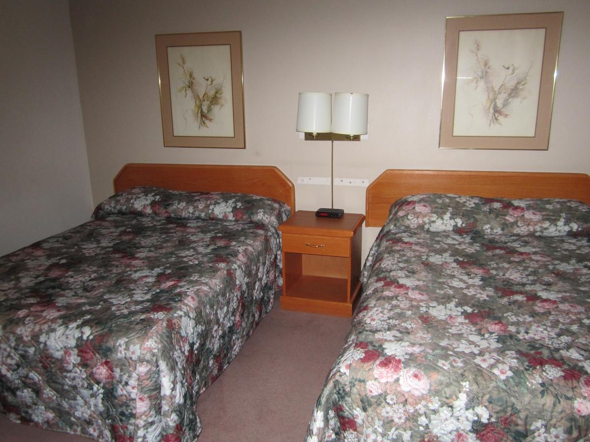 Red Coach Inn 100 Mile House Екстериор снимка