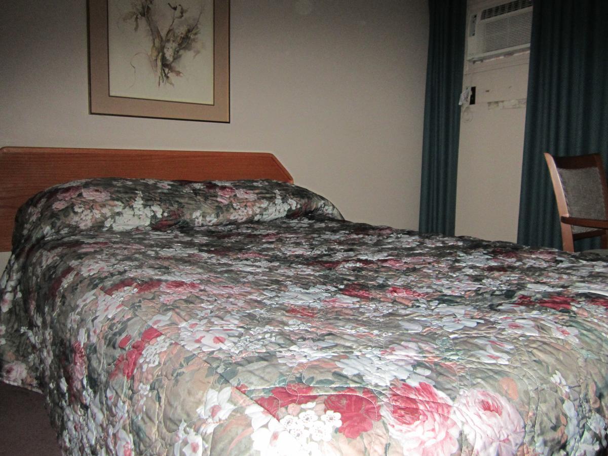 Red Coach Inn 100 Mile House Екстериор снимка