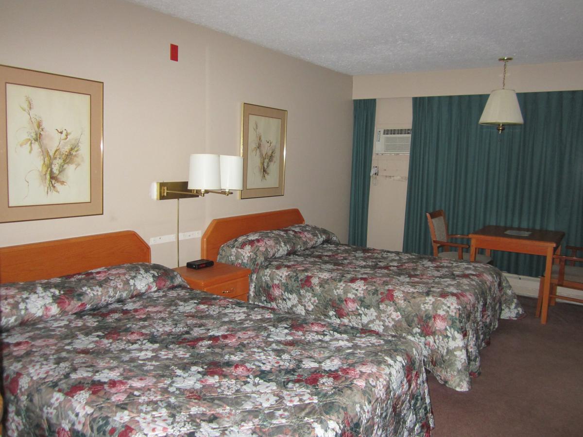Red Coach Inn 100 Mile House Екстериор снимка