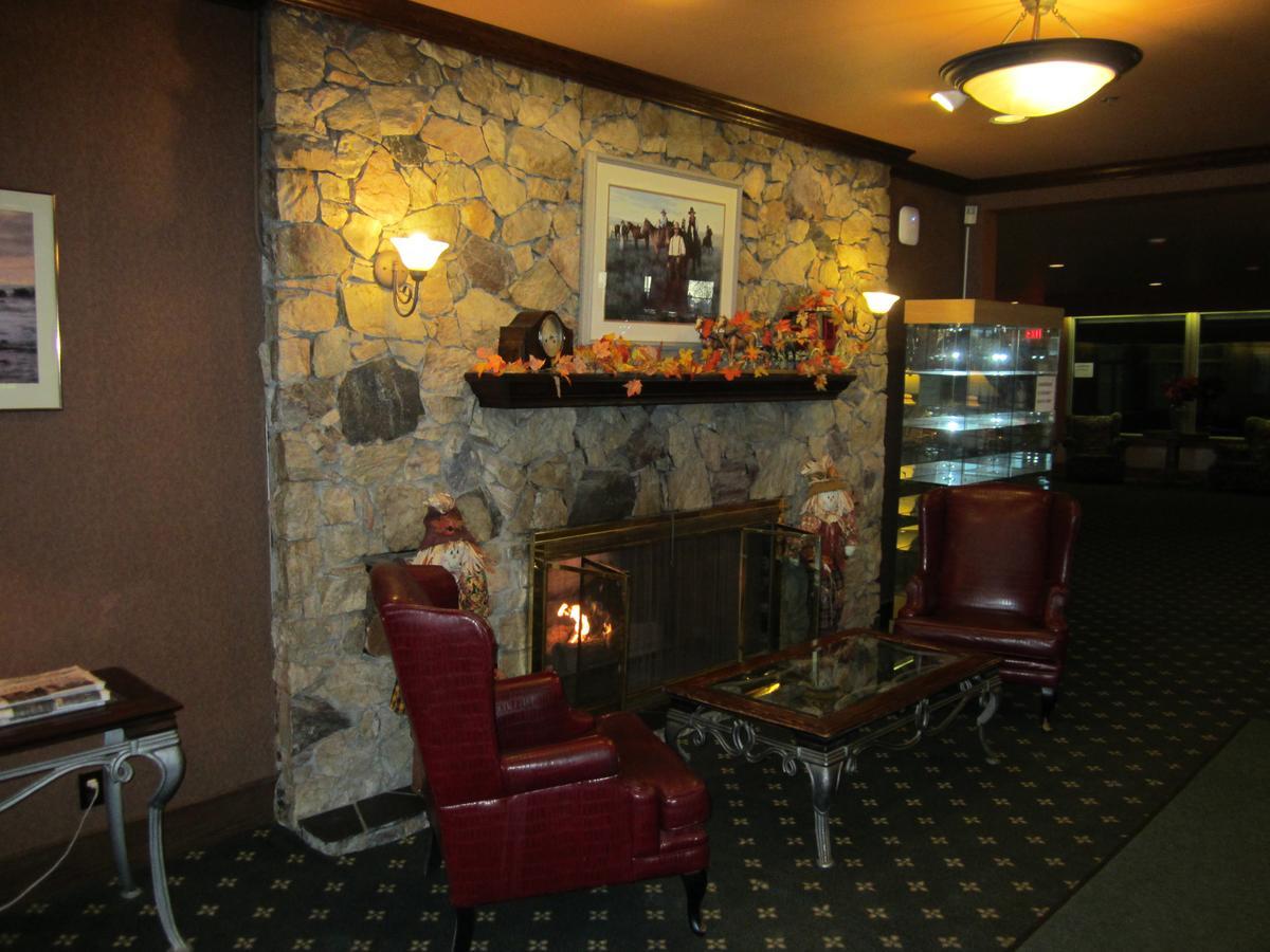 Red Coach Inn 100 Mile House Екстериор снимка