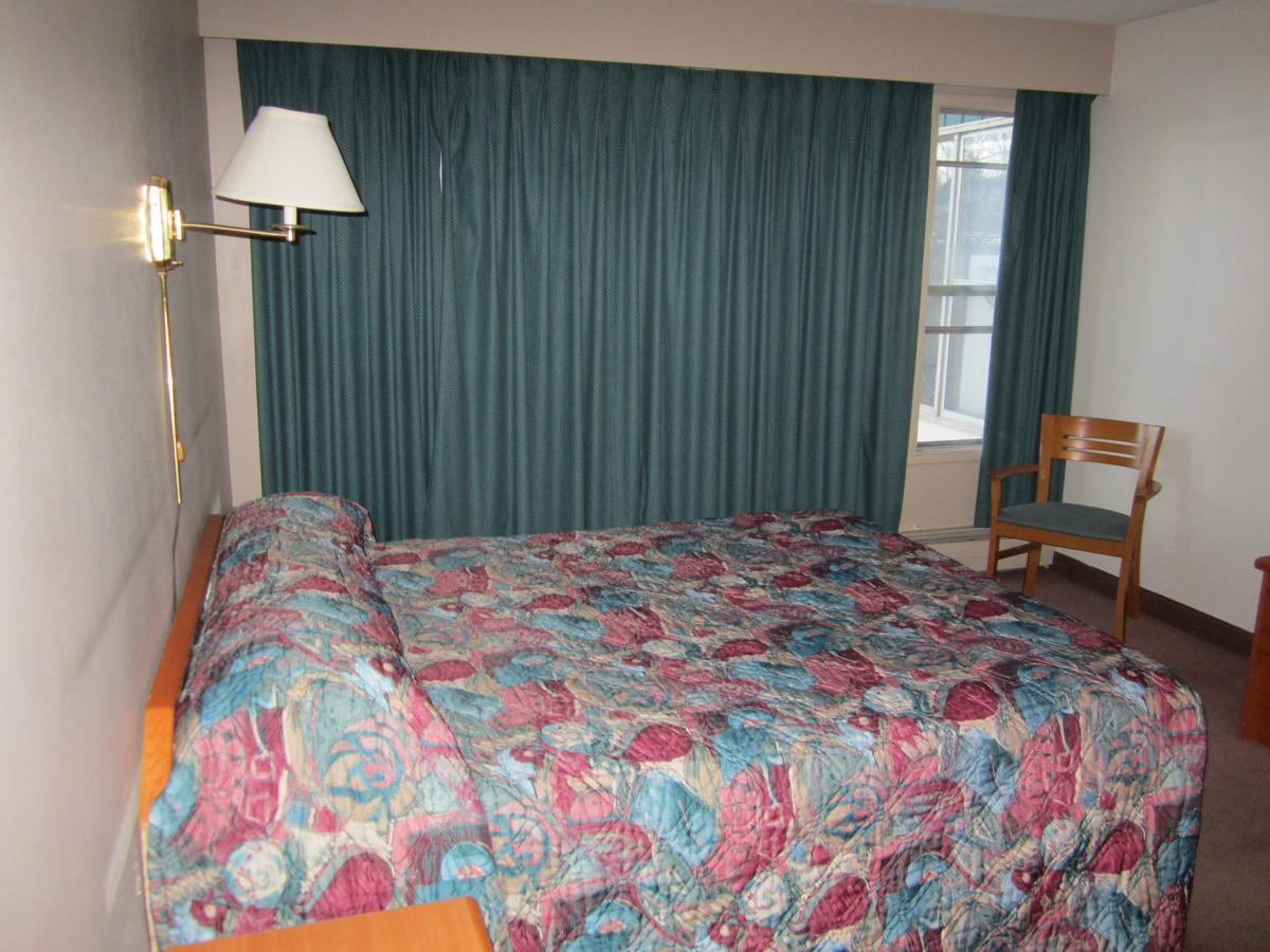 Red Coach Inn 100 Mile House Екстериор снимка