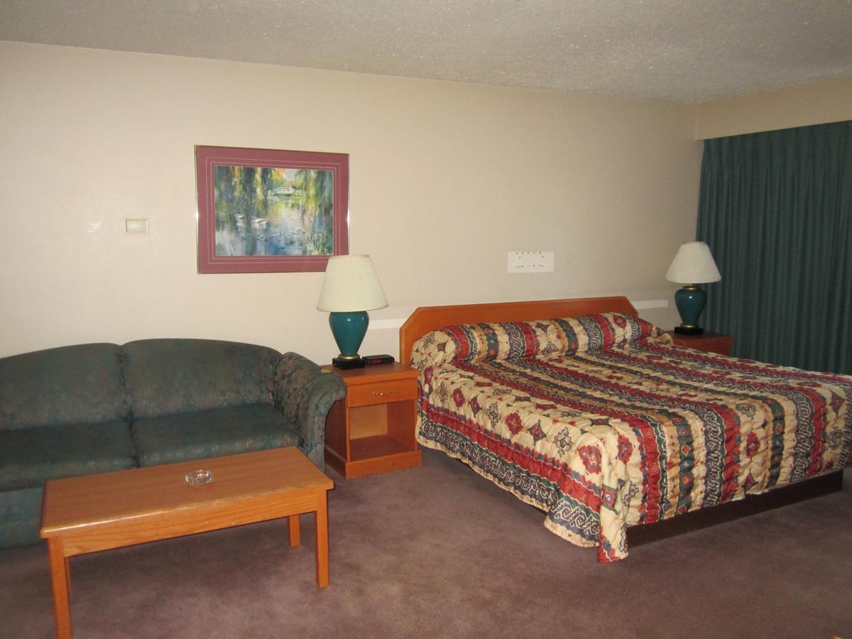 Red Coach Inn 100 Mile House Екстериор снимка