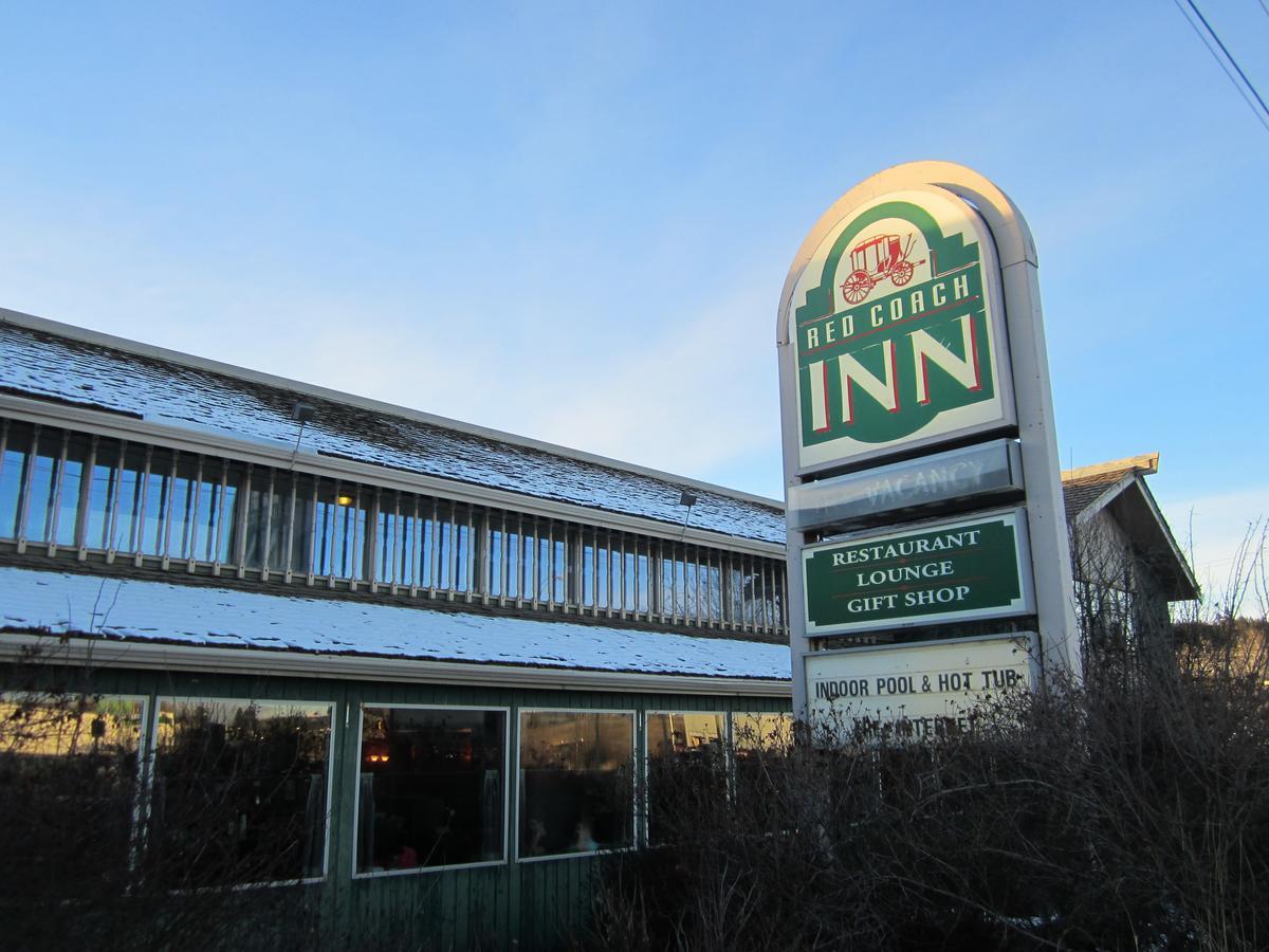 Red Coach Inn 100 Mile House Екстериор снимка