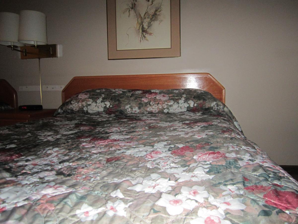 Red Coach Inn 100 Mile House Екстериор снимка