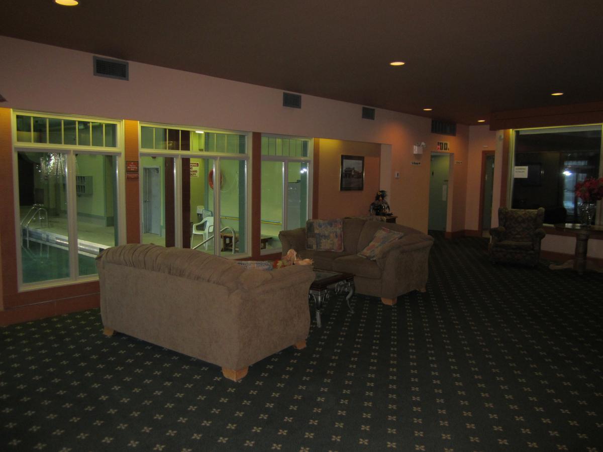 Red Coach Inn 100 Mile House Екстериор снимка