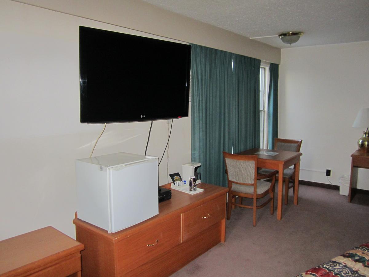Red Coach Inn 100 Mile House Екстериор снимка