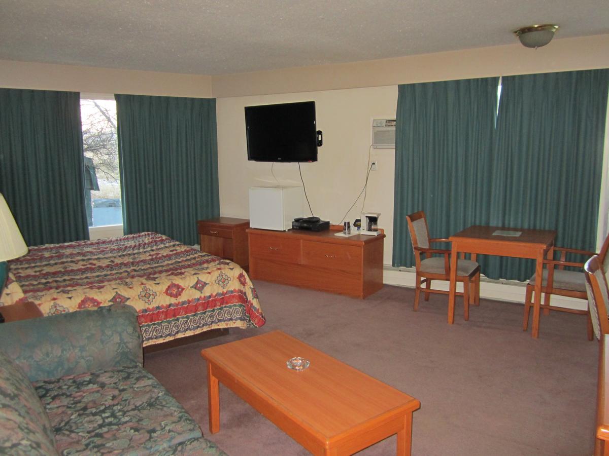 Red Coach Inn 100 Mile House Екстериор снимка