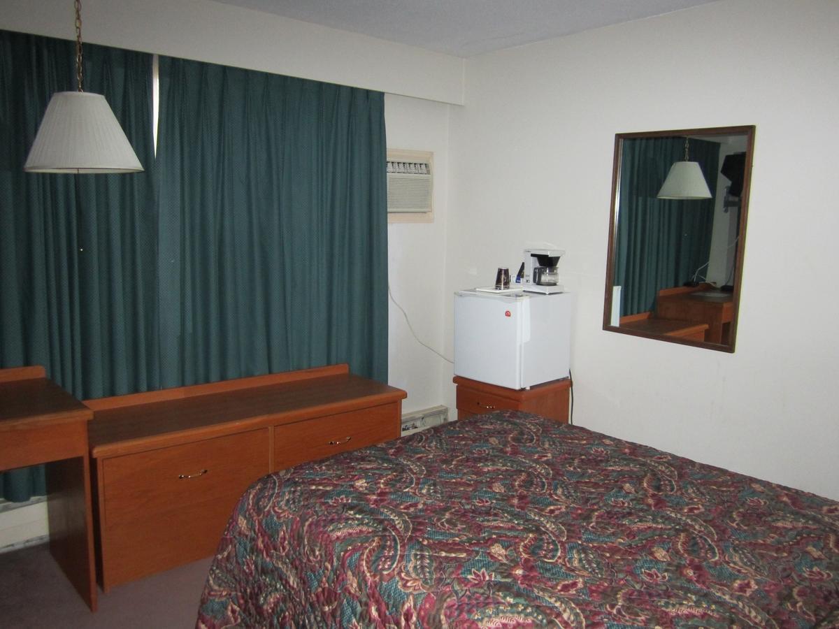 Red Coach Inn 100 Mile House Екстериор снимка