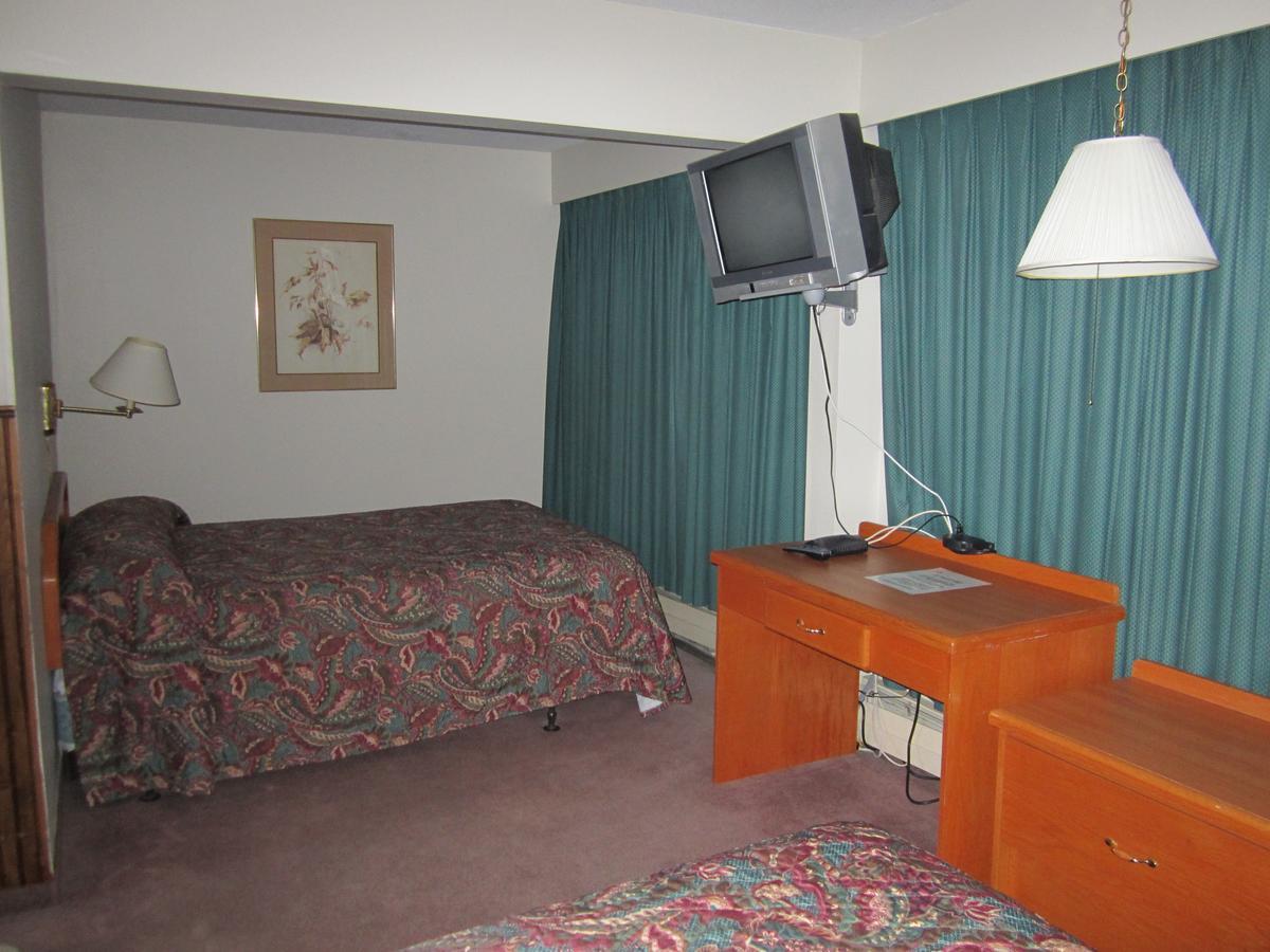 Red Coach Inn 100 Mile House Екстериор снимка