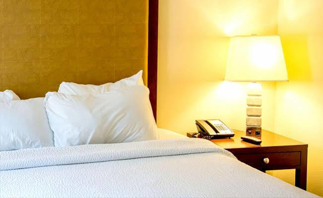 Red Coach Inn 100 Mile House Екстериор снимка
